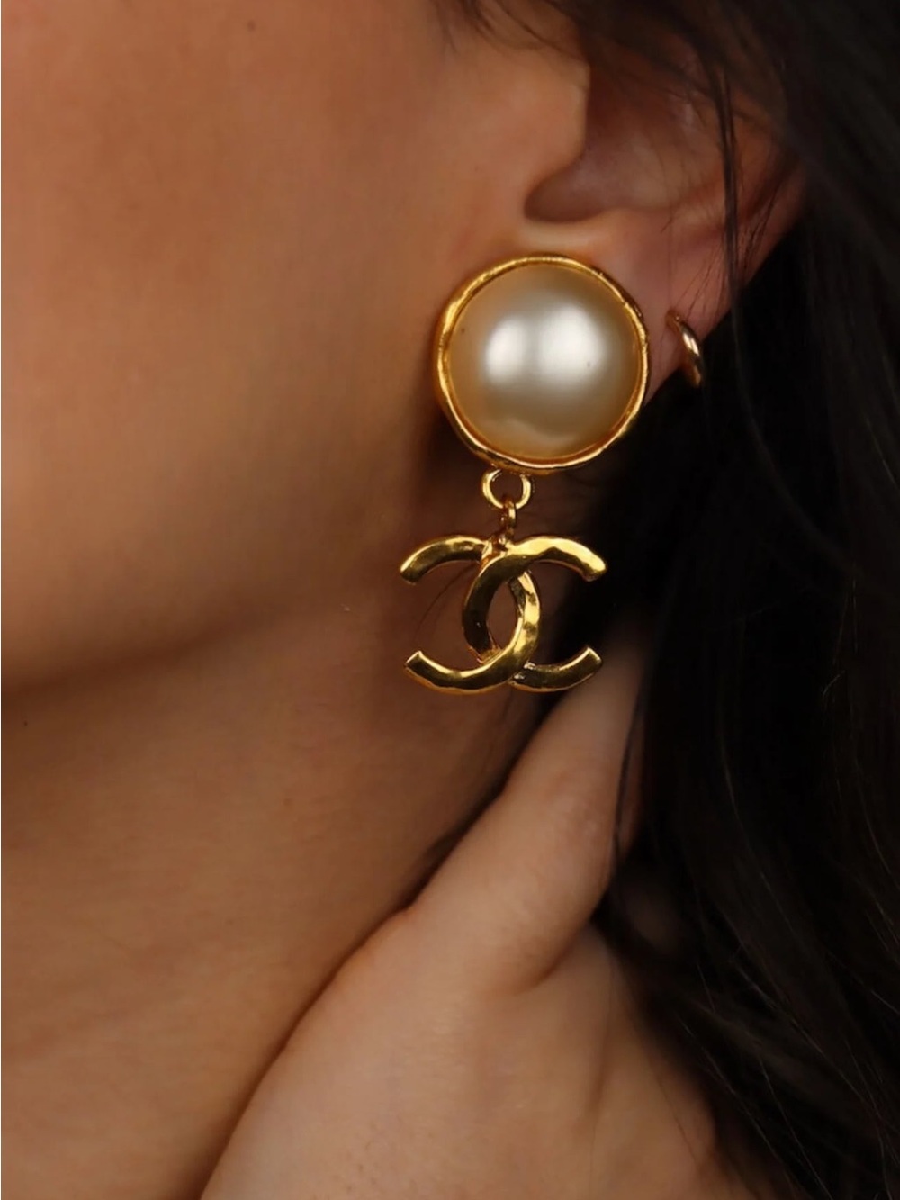Authentic CHANEL vintage 1996 Nacre pearl clip on earrings
